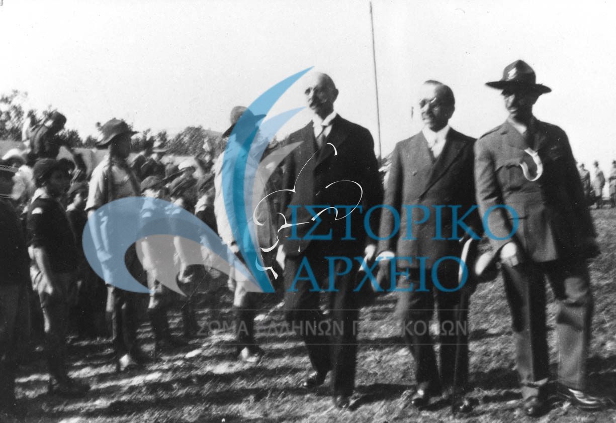 Ο πρόξενος της Ελλάδας Ιγγλίδης επιθεωρεί την ελληνική ομάδα στο Πορτ Σαιν το 1933.
