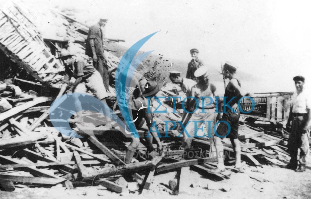Πρόσκοποι προσφέρουν βοήθεια μετά του σεισμούς στην Χαλκιδική το 1933. Με το προσκοπικό τρίφυλλο στη φανέλλα ο Περικλής Περρωτής.