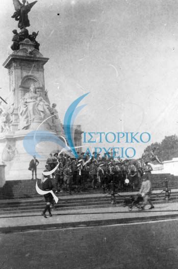 Η Ελληνική αποστολή στο Παγκόσμιο Τζάμπορη της Αγγλίας το 1929 σε αναμνηστική φωτογραφία στην πόλη του Λονδίνου στο άγαλμα της Νίκης στις 13 Αυγούστου του 1929.