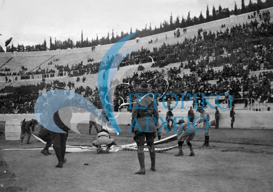 Επίδειξη στο Παναθηναικό Στάδιο το 1919. Ο Κ Μελάς παρακολουθεί την επίδειξη.