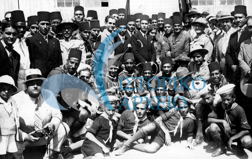 Οι αιγύπτιοι πρόσκοποι με μέλη του ΣΕΠ κατά την διελευσή τους από την Αθήνα για να μεταβούν στο παγκόσμιο τζάμπορη της Ουγγαρίας το 1933.