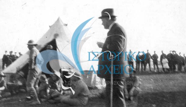 Μικρή προσκοπική επίδειξη στους Στύλους του Ολυμπίου Διός το 1921. Στη φωτογραφία διακρίνεται ο Λ. Πτέρης.