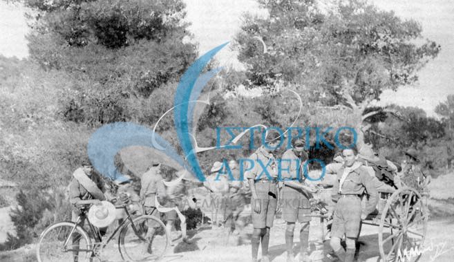 Η 3η Ομάδα Αθηνών σε στάση με τα ποδήλατα για το δρόμο για τον Διόνυσο το 1921.