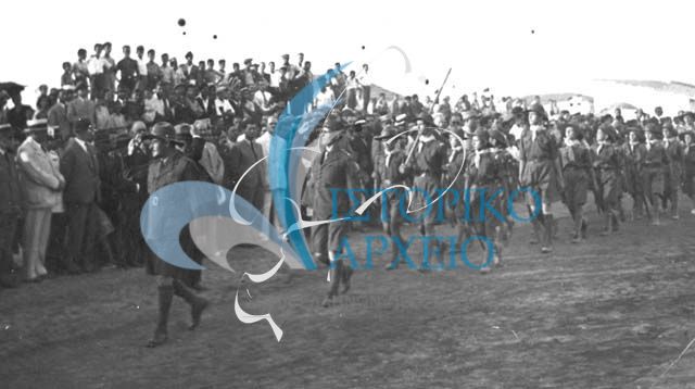 Πρόσκοποι της Χαλκίδας σε παρέλαση στο Γυμναστήριο της πόλης ενώπιον του Πρωθυπουργού Ι. Μεταξά τον Αύγουστο του 1937.