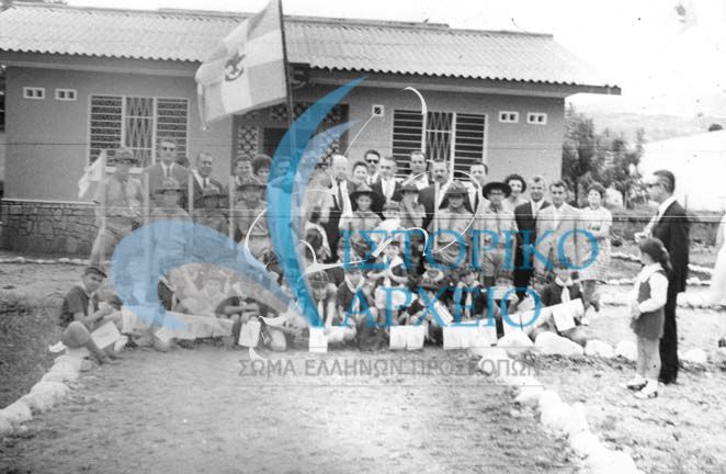 Λυκόπουλα πρόσκοποι και γονείς του ελληνικού προσκοπικού συστήματος Μπουρούντι έξω απο την ιδιόκτητη εστία τους στα τέλη του `70.