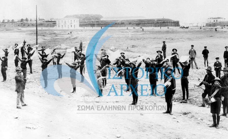 Η 1η Ομάδα Προσκόπων Χανίων σε μάθημα σηματοδοσίας (μορς με σύστημα δια βραχιόνων) δίπλα στο λιμάνι των Χανίων το 1913.