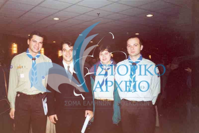 Ο Ολυμπιονίκης Πύρος Δήμας με προσκόπους της Καστοριάς κατά την διάρκεια εκδήλωσης στην πόλη τους το 1999.