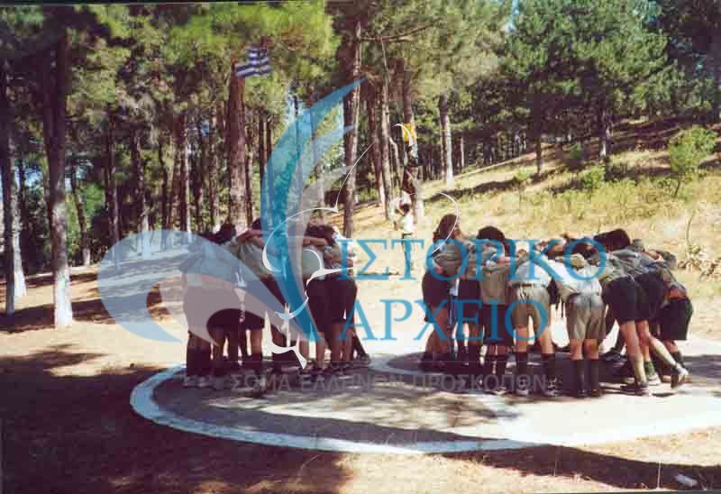 Οι ενωμοτίες προσκόπων της Καστοριάς στις κραυγές τους σε εκδρομή στον Προφήτη Ηλία το 1998.