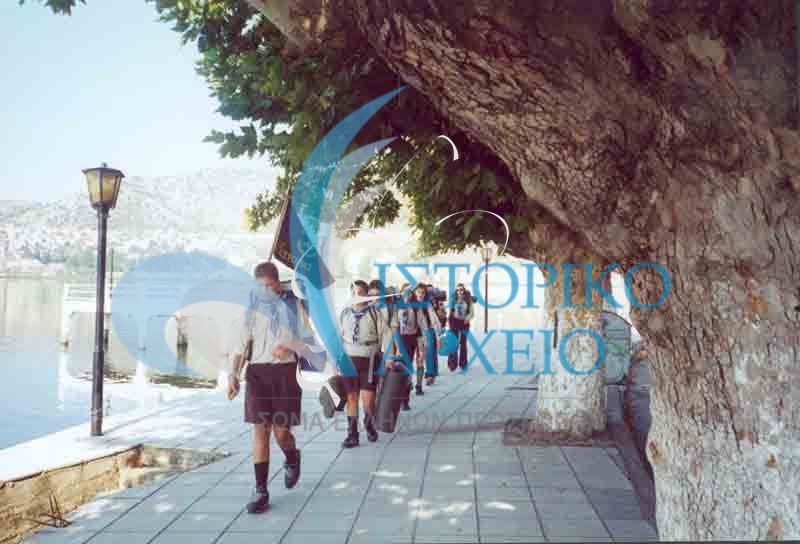 Πρόσκοποι της Καστοριάς παρεύονται στην νότια παραλία της Λίμνης Ορέστιδας για τον τόπο εκδρομής του το 1998.