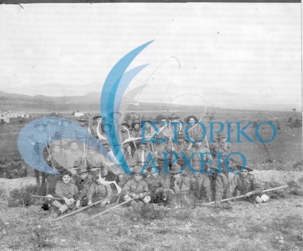 Η πρώτη προσκοπική ομάδα του Αθ. Λευκαδίτη σε εκδρομή το 1912. 
Από πάνω αριστερά διακρίνονται: Στ. Εμπεδοκλή, Δρόσος Απέργης, Α. Εμπειρίκος, Ρως, Αν. Θεοχαρίδης, Ν. Μαλτσινιώτης, Επ. Παπαχελάς, Ι. Κανελλόπουλος, Π. Εμπεδοκλής, Δροσόπουλος, Κοκκόλης, Κ. Καμάρας, Γ. Ζαλοκώστας, Β. Νεόφυτος, Κ. Παγώνης, Θεοδ. Δημητριάδης, Ι. Δημαράς, Ηλ. Κολινιάτης, Λεν. Μελάς, Μιχ. Μελάς, Θεοδ. Κουντουριώτης, Βασ. Μελάς, Αλ. Μελάς, Αλ. Παπαχελάς, Δ. Φωτόπουλος & Γ. Ράλλης.