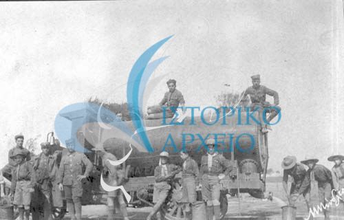 Πρόσκοποι της Αθήνας ποτίζουν τα δεντρύλλια στην περιοχή του Στρατιωτικού Άλσους Δορυλαίου το 1922 (σημερινό Ναυτικό Νοσοκομείο Αθηνών).