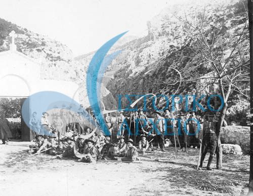 Οι πρώτοι πρόσκοποι της Αθήνας σε εκδρομή στη Μονή Κλειστών της Πάρνηθας το 1913. Αρχηγός της εκδρομής ο ιδρυτής Αθ. Λευκαδίτης (όρθιος από δεξιά).