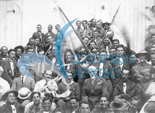 Οι έλληνες πρόσκοποι υποδέχονται την αντιπροσωπεία των ρουμάνων προσκόπων στο Ζάππειο που ήταν καθ' οδόν για το Τζάμπορη της Αγγλίας το 1920. 
Στη φωτογραφία διακρίνονται: με άσπρο κουστούμι στη μέση ο Πρόεδρος Δ.Σ. Δημ. Γληνός, πλησίον του ο Γενικός Έφορος Κων. Μελάς.