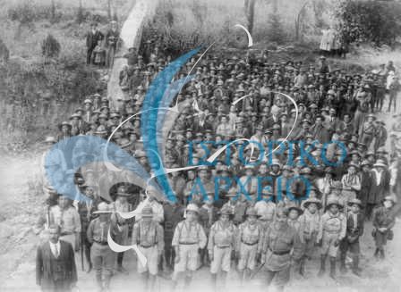 Εκδρομή την πρωτομαγιά του 1919 των προσκόπων της Αθήνας και του Τοπικού Προσκοπικού Συνδέσμου Αθηνών (νυν ΕΚΣ) στην Καισαριαννή. Στους 200 προσκόπους της εκδρομής μίλησε ο Αγγ. Φέτσης και ο Πρόεδρος του ΤΠΣ Ι. Βλαβιανός.