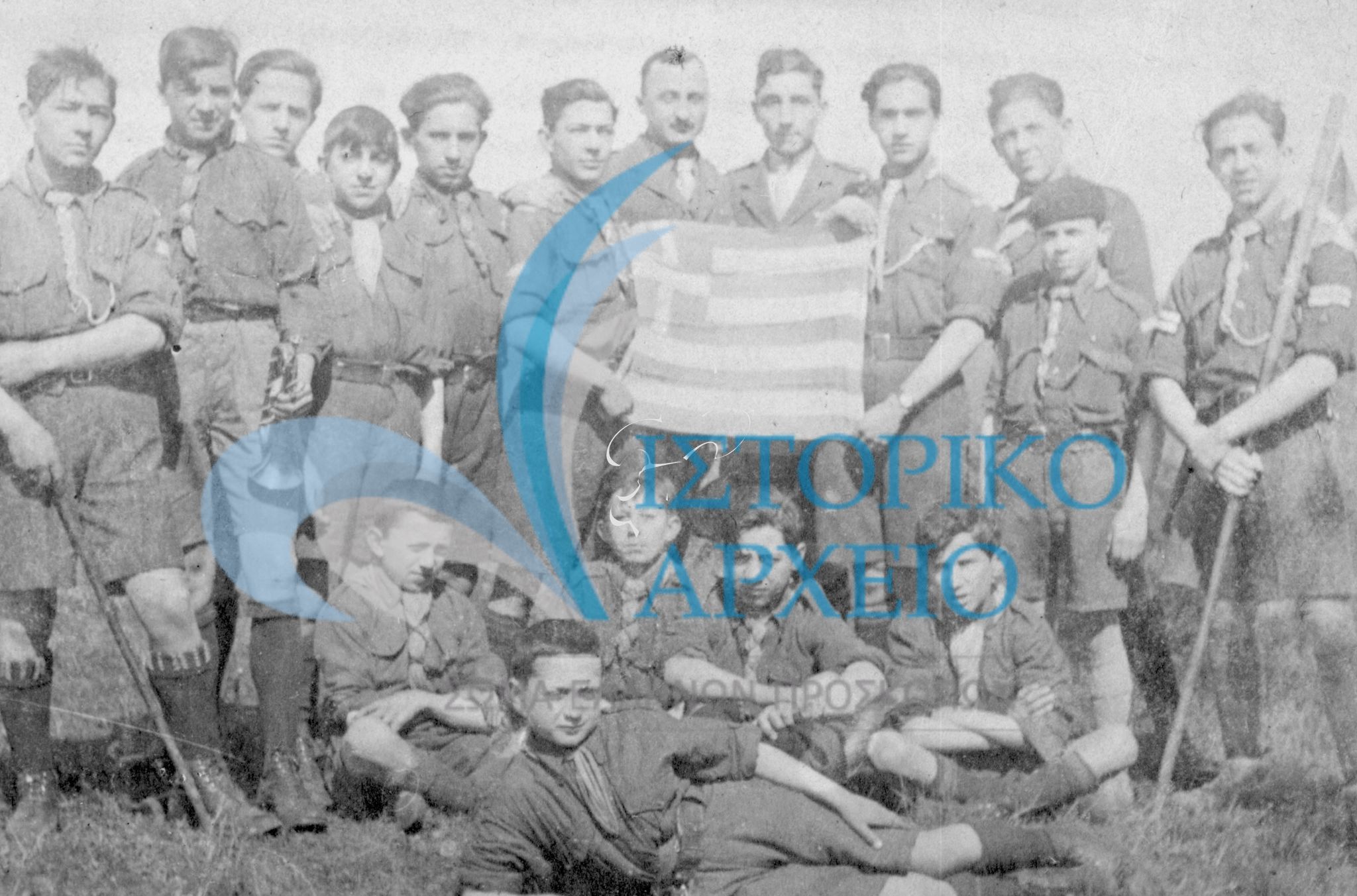 Η ελληνική ομάδα προσκόπων Παρισίων σε εκδρομή στα περίχωρα το 1922. 
