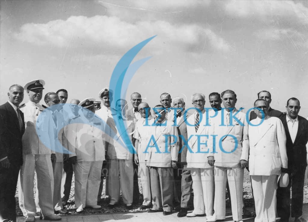 Η οργανωτική επιτροπή με τα μέλη του Τοπικού Προσκοπικού Συνδέσμου Αθηνών κατά τις ναυτοπροσκοπικές επιδείξεις στο Παλαιό Φάληρο το 1948.