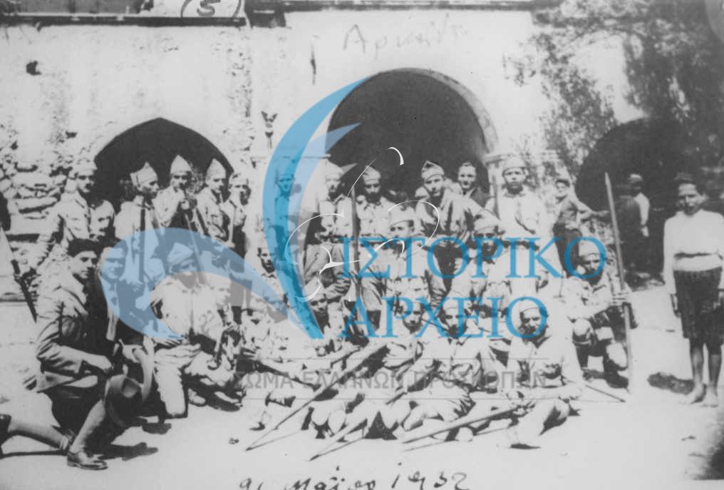 Πρόσκοποι του Ρεθύμνου σε εκδρομή στη Μονή Αρκαδίου το 1932 με αρχηγό Ι. Δαφέρμο.