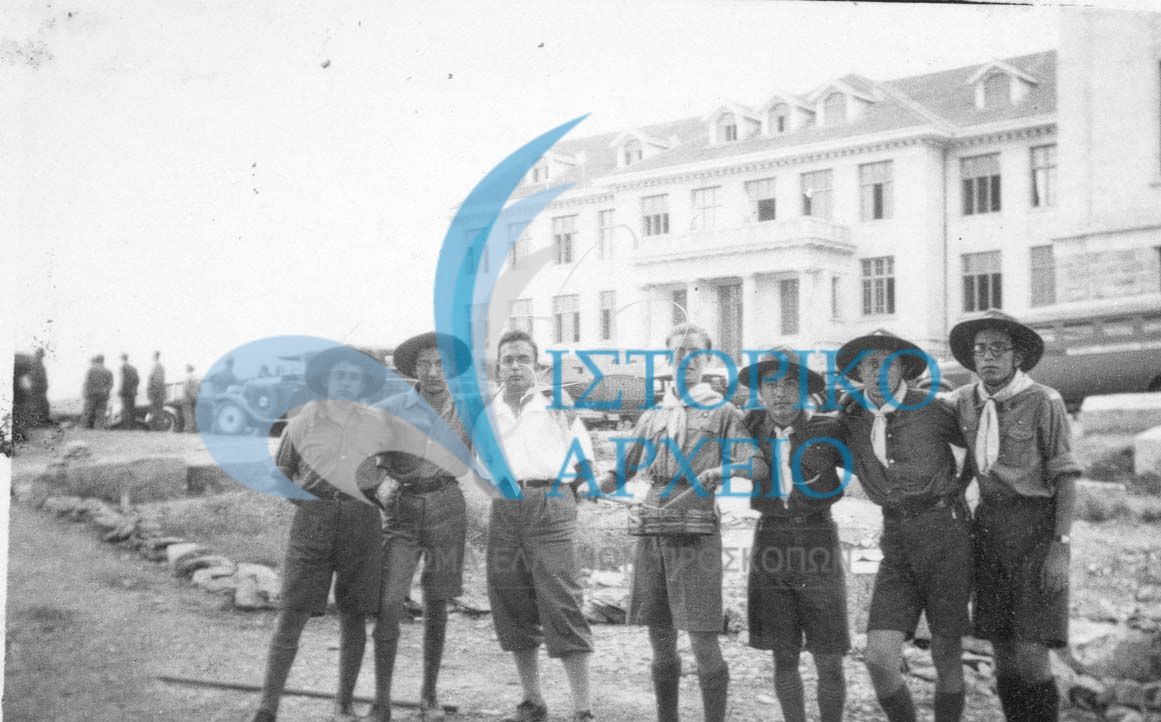 Η προσκοπική Ομάδα του Κολλεγίου Αθηνών το 1933.Στο βάθος το Κολλέγιο Αθηνών