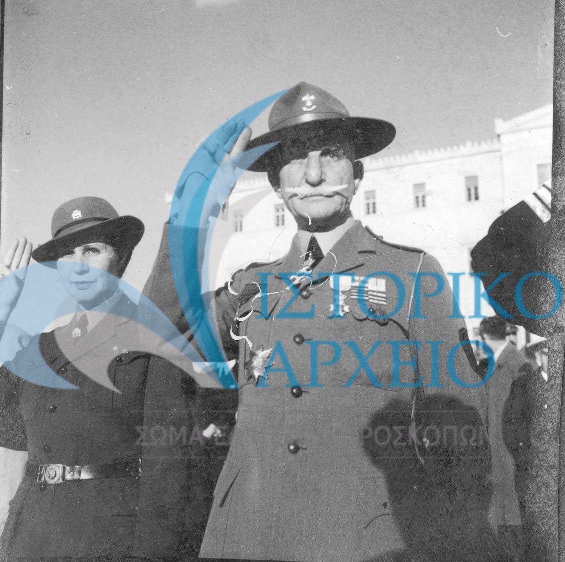 Ο Αντώνης Μπενάκης με την Γενική Έφορο των Οδηγών χαιρετάει σε παρέλαση το 1947.