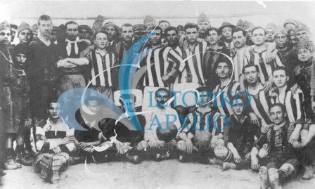 Οι έλληνες πρόσκοποι της Σμύρνης με αρχηγό τον Αυγέρη το 1922 με την ποδοσφαιρική ομάδα του Πανιωνίου.
