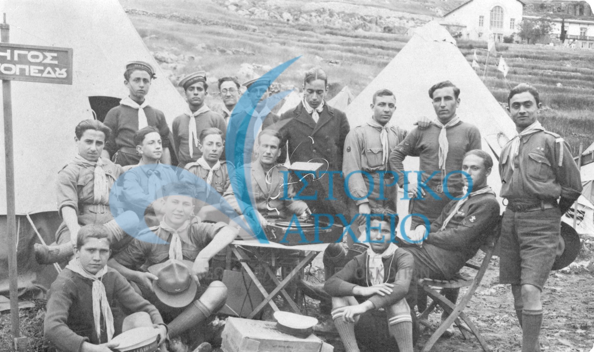 Οι ομάδες της 3ης και της 9ης Ομάδας Αθηνών συμμετέχουν στις Δελφικές εορτές του 1927. Στο κέντρο ο αρχηγός Αθ. Σταμίρης,