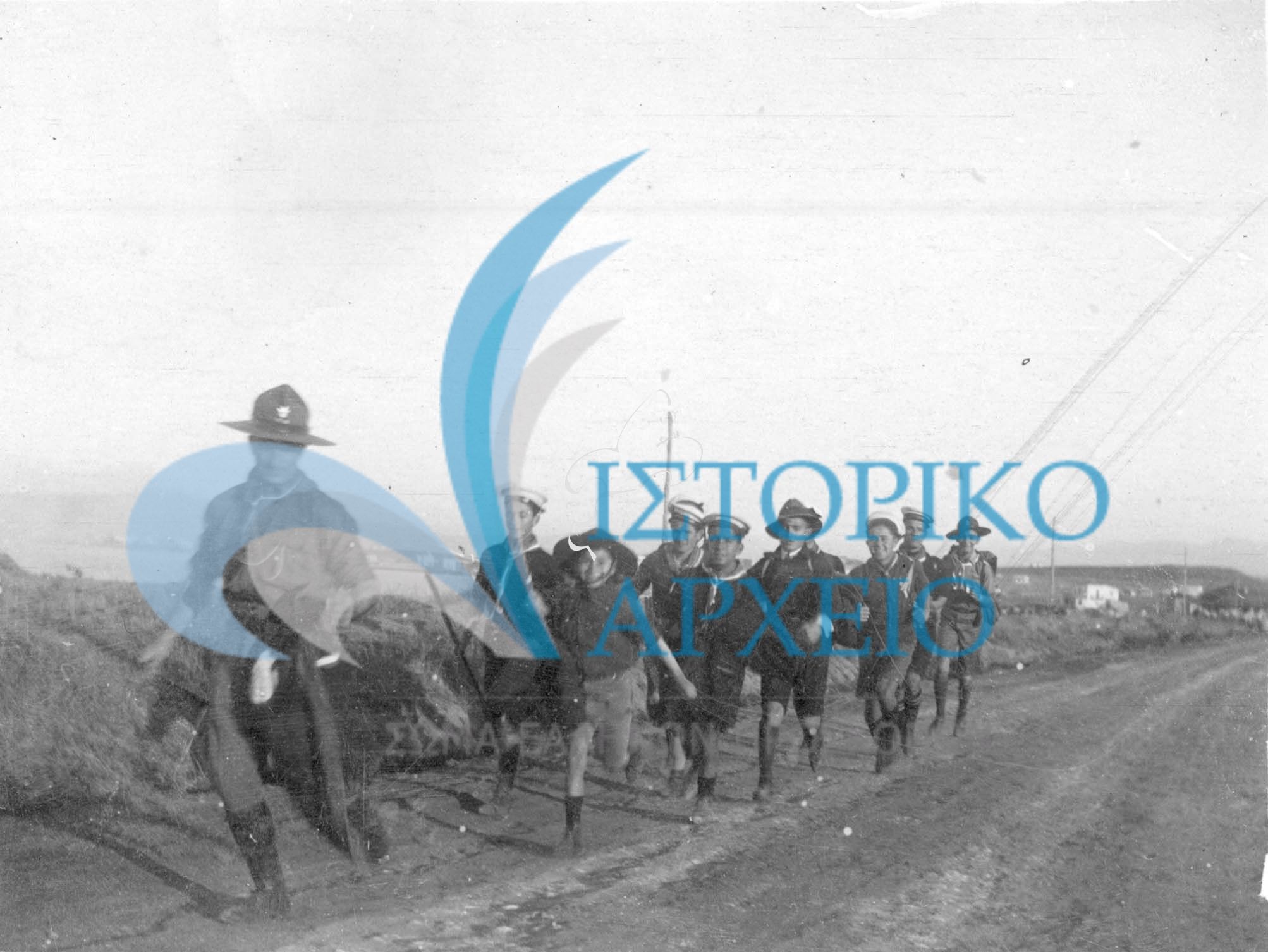Το 2ο Σύστημα Αθηνών σε εκδρομή στο Καλαμάκι το Φεβρουάριο του 1926 με αρχηγό τον Γ. Βάρδα.