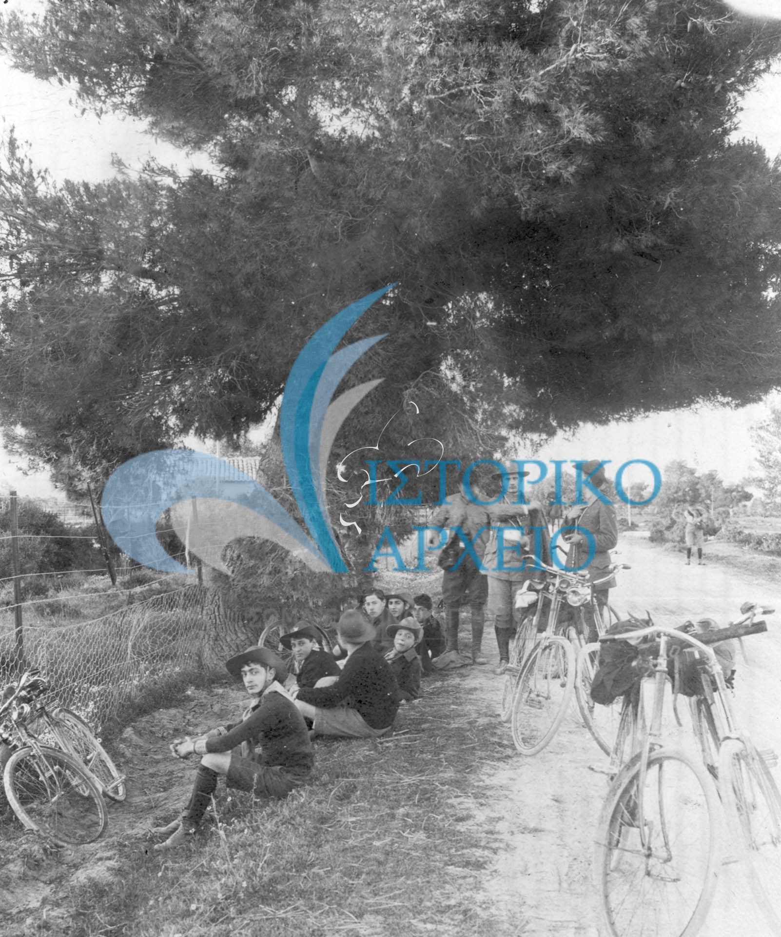 Οι ποδηλάτες της 7ης Ομάδας Αθηνών σε στάση στο Τατόι (Δεκέλεια) κατά την εκδρομή τους με αρχηγό τον Ν. Ζαχαρία και υπαρχηγό τον Δημαρά το 1913.