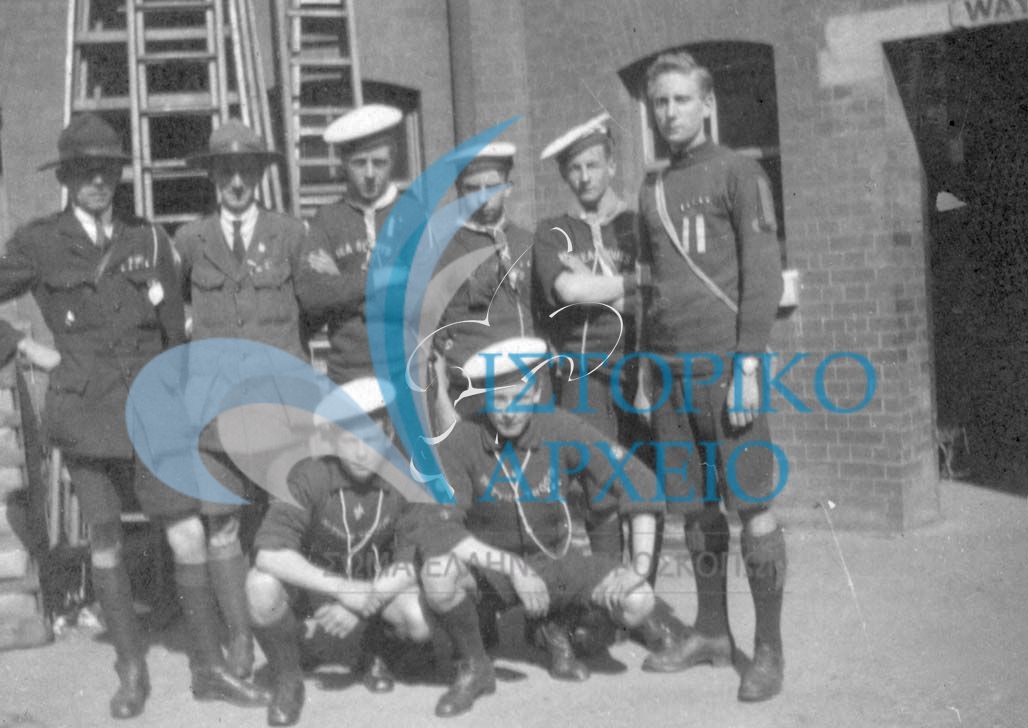 Έλληνες πρόσκοποι με άγγλους ναυτοπροσκόπους στο Τζάμπορη του Λονδίνου το 1920.