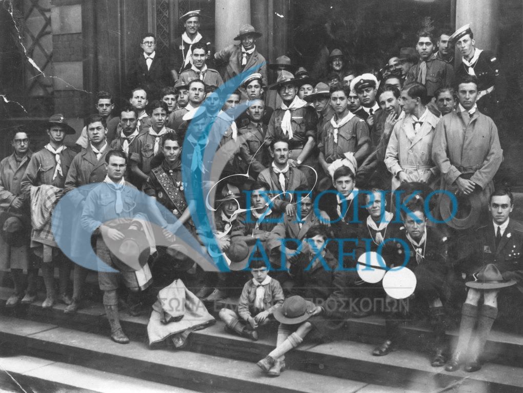 Η ελληνική αποστολή στο Τζάμπορη της Αγγλίας το 1929. Στη φωτογραφία διακρίνονται: ο Αντ. Μπενάκης, ο αρχηγός της αποστολή Σπ. Βλάχος, ο Ν. Κουρμούλης και ως πρόσκοπος ο Τ. Γκαζιάνης. 