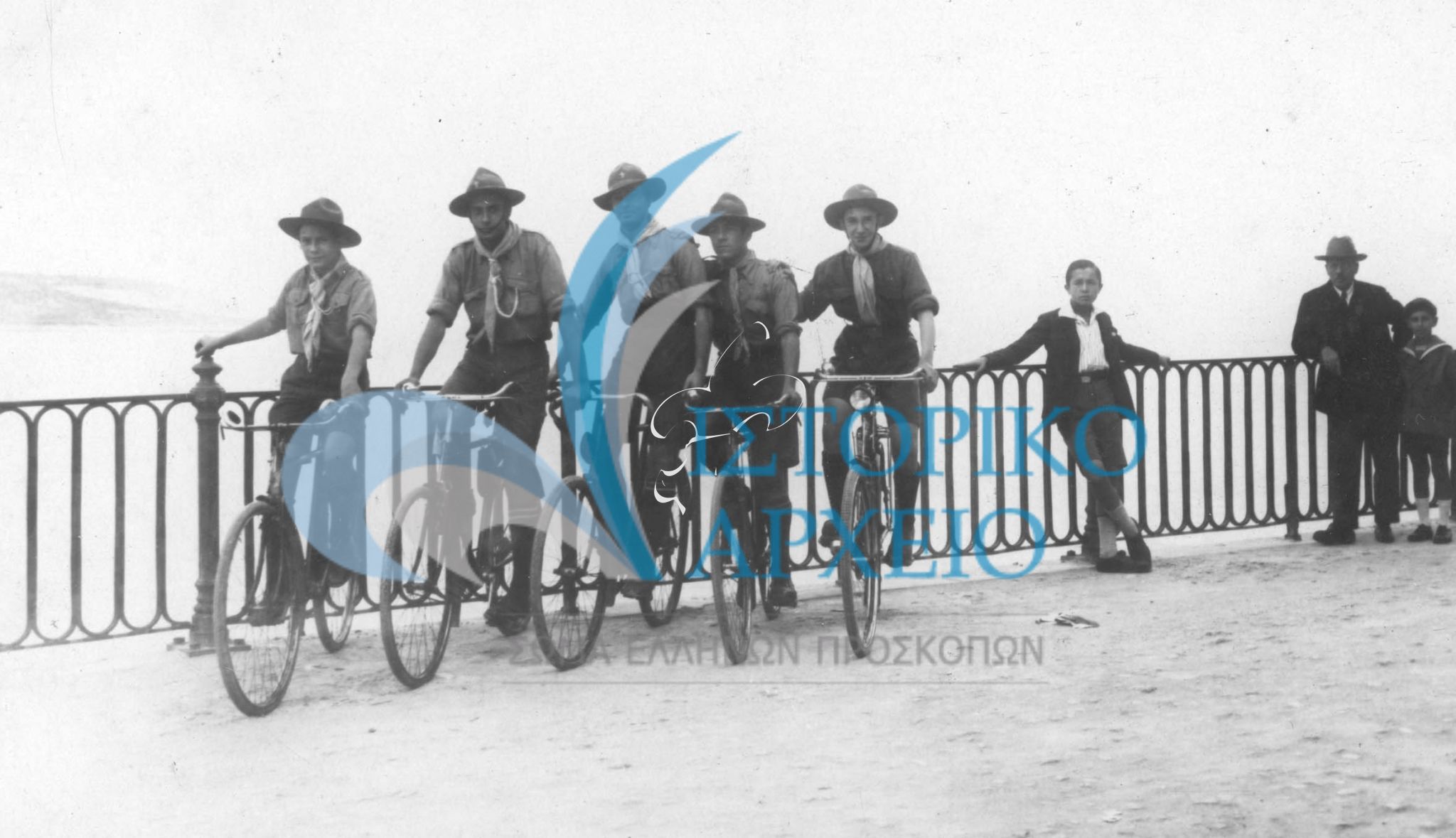Η 1η ενωμοτία της 1ης Ομάδος Προσκόπων Κέρκυρας σε μονοήμερη εκδρομή με ποδήλατα στο Γαστούρι την 1η Φεβρουαρίου του 1929.