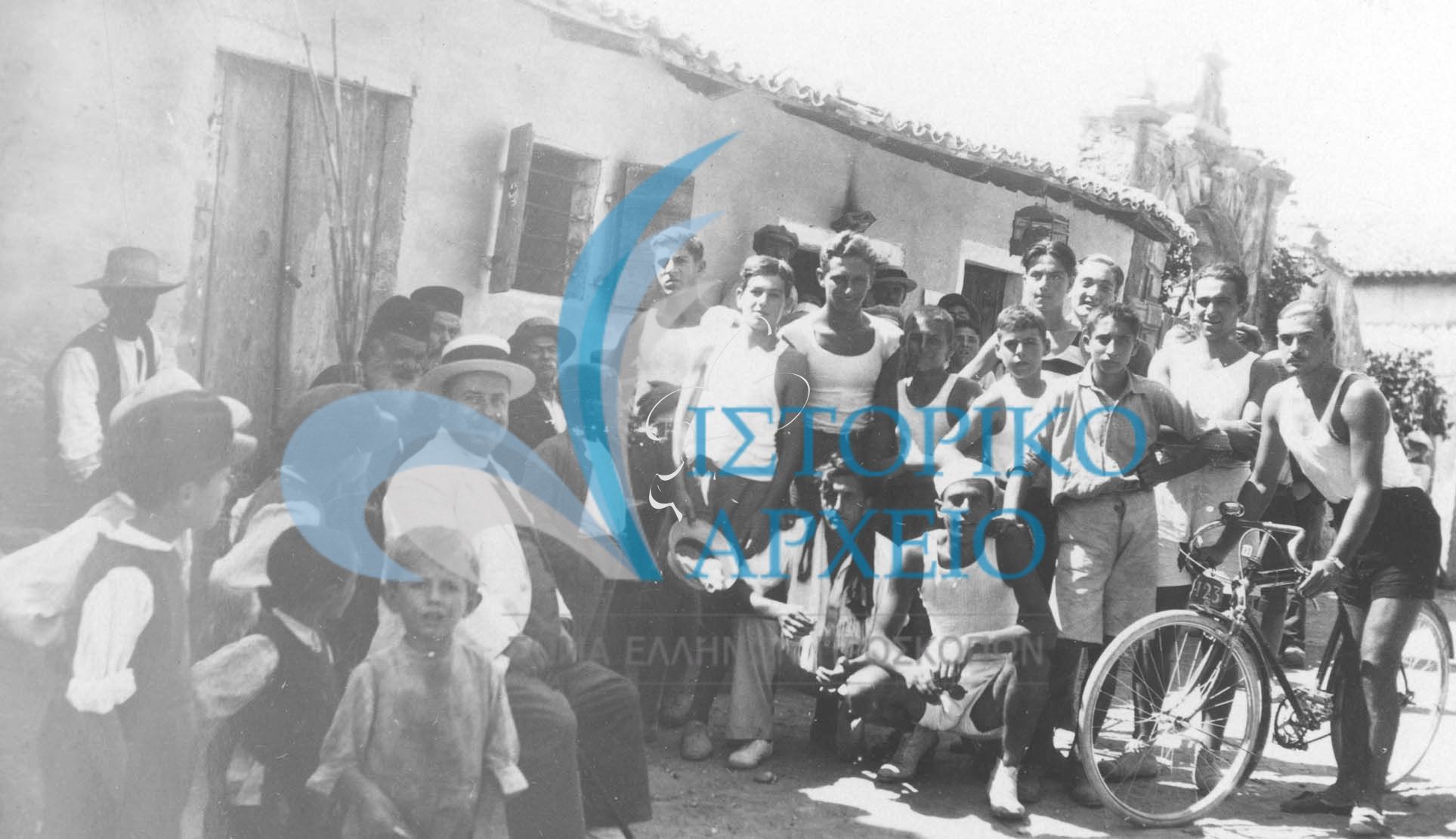 Οι πρόσκοποι της 2ας Ομάδας Κέρκυρας σε φωτογραφία με κατοίκους του Σιδαρίου κατά την εκδρομή τους εκεί το 1930.