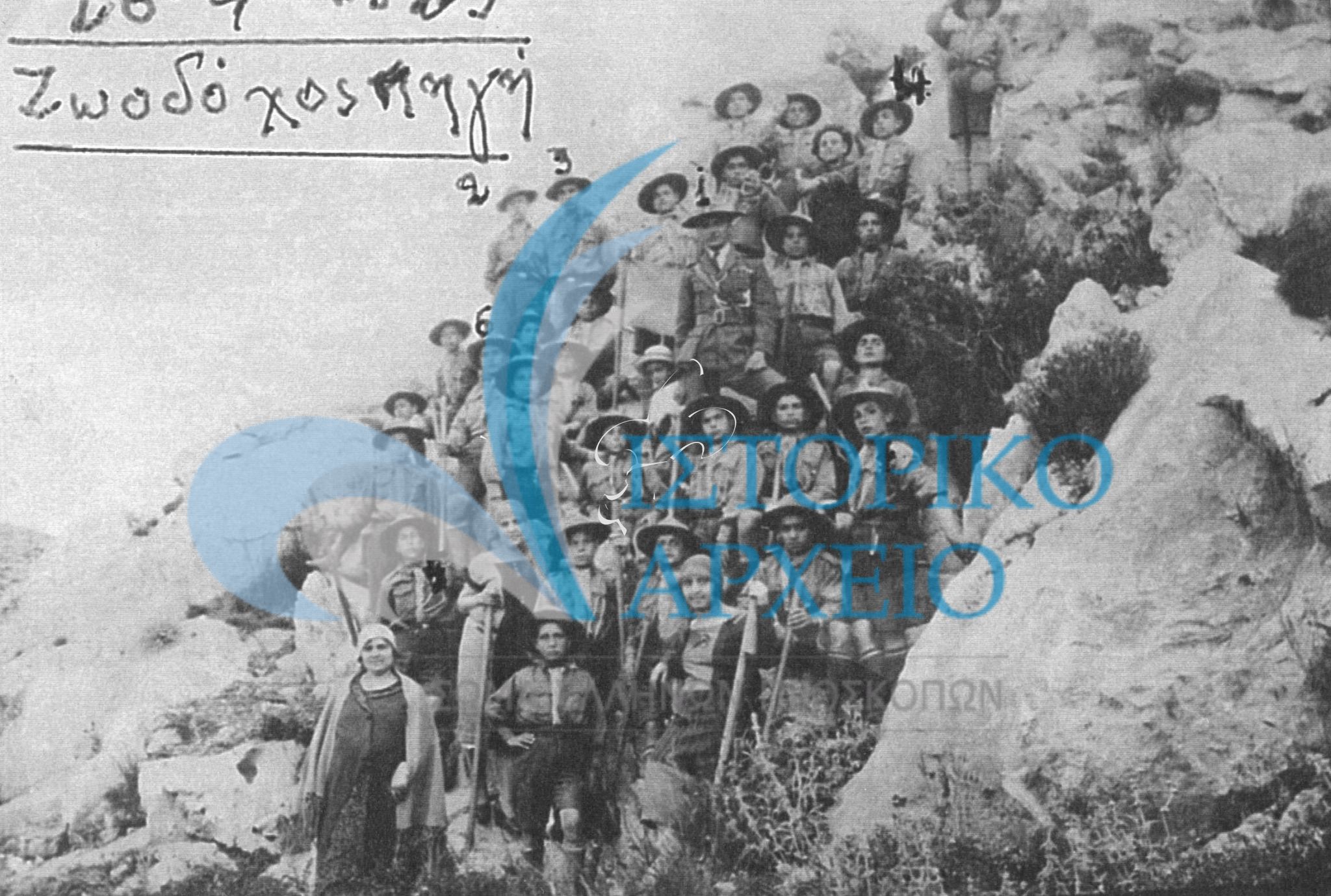 Η προσκοπική Ομάδα της Νίκαιας του Πειραιά το 1925 σε εκδρομή στη Ζωοδόχο Πηγή (Βύρωνας) με αρχηγό τον Ν Ευστρατιάδης. 