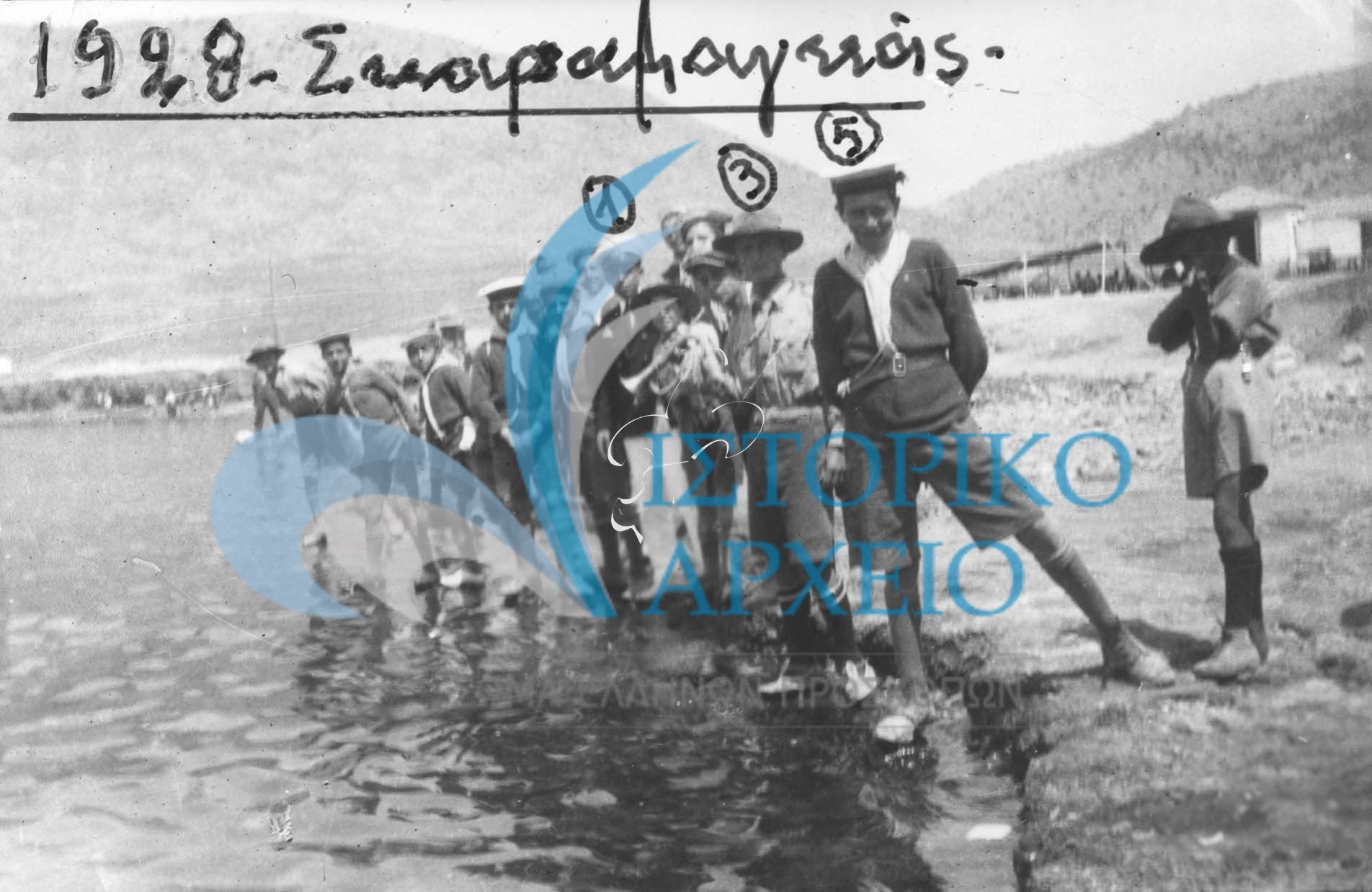 Πρόσκοποι της Νίκαιας σε εκδρομή στη περιοχή Σκαραμαγκά Χαϊδαρίου το 1928.