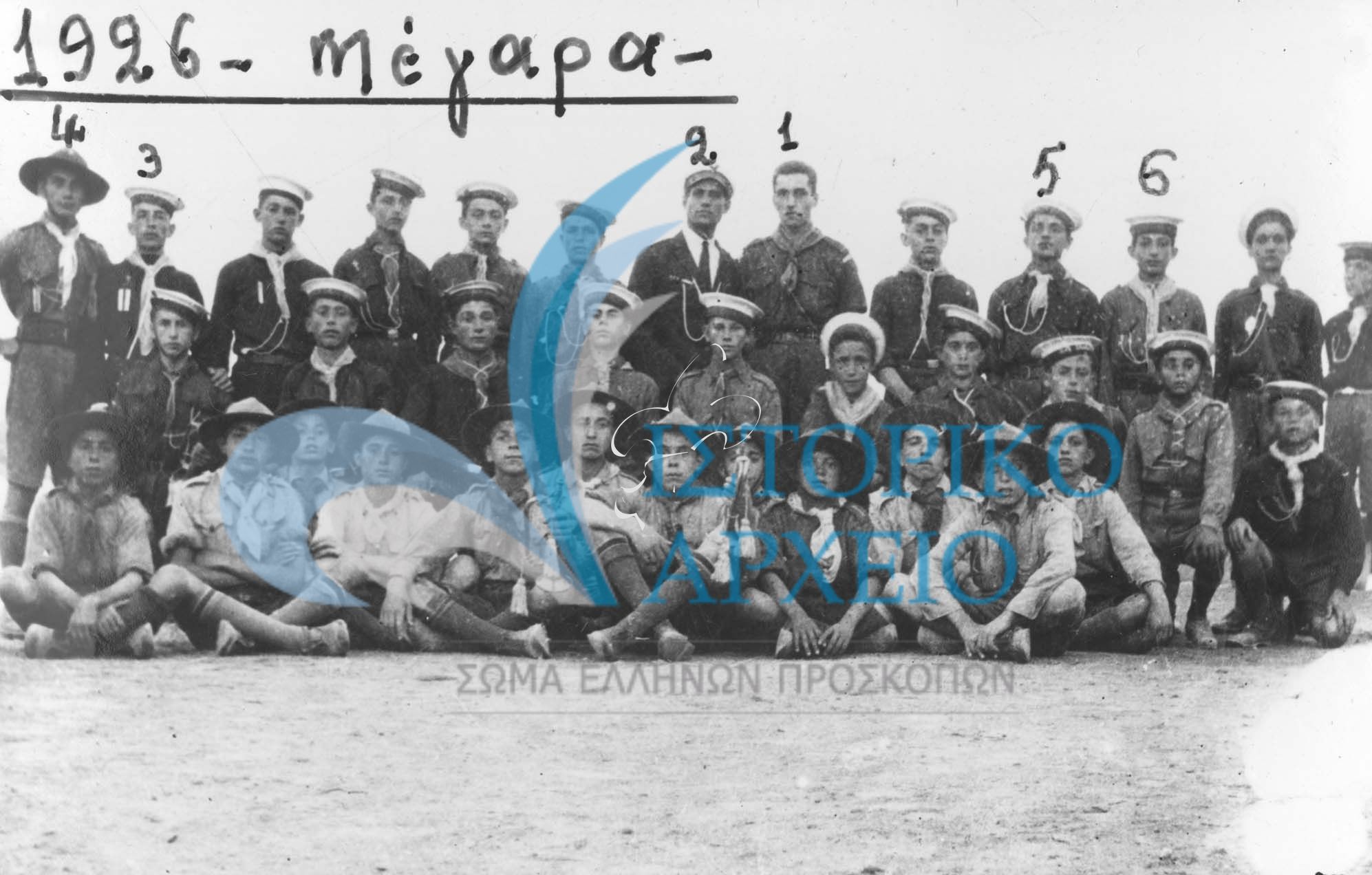 Πρόσκοποι  της Νίκαιας του  Πειραιά το 1926 σε εκδρομή  στα Μέγαρα. Διακρίνονται οι:  1. Μαραμπούτης 2. Βελισσάριος 3. Λουίζος 4. Αρβανιτόπουλος