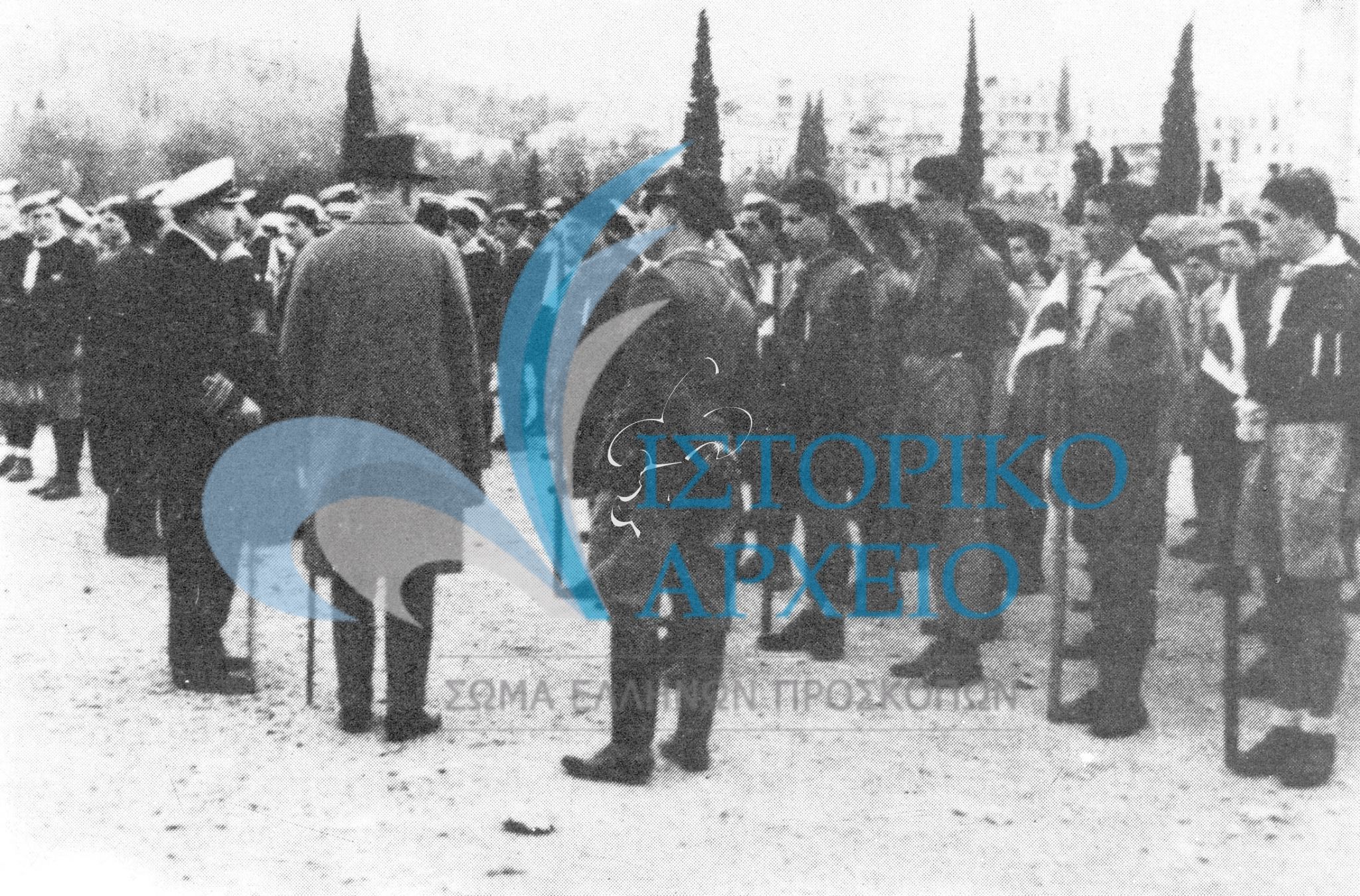 Οι πρόσκοποι της Αθήνας φορούν ξανά τις στολές τους για την πρώτη μεταπολεμική επιθεώρηση των ενωμοτιών τους μετά την Απελευθέρωση.