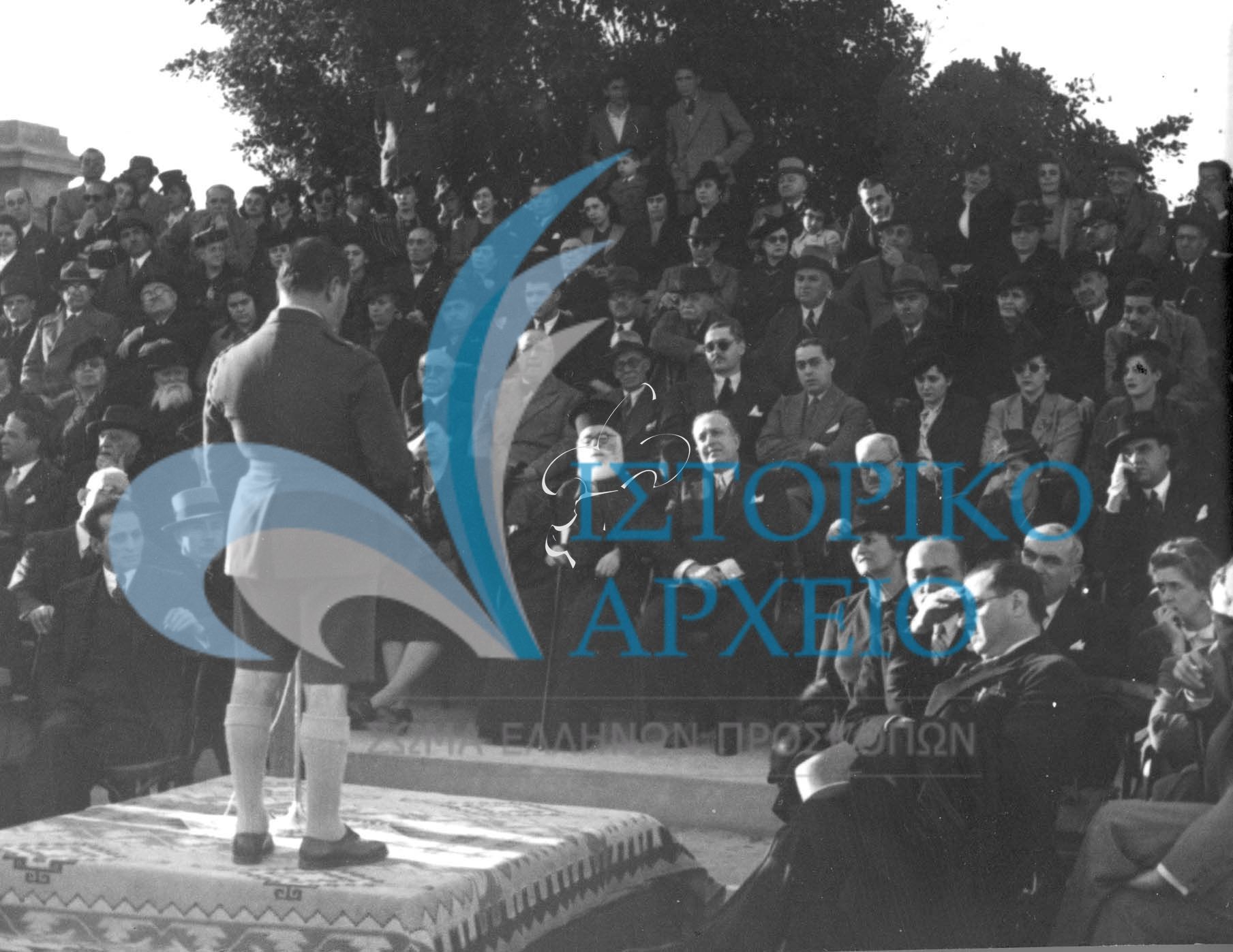 Ο έφορος Ελλήνων Προσκόπων Αλεξάνδρειας Αργυρόπουλος προσσφωνει Έλληνα πρεσβευτή το 1939.