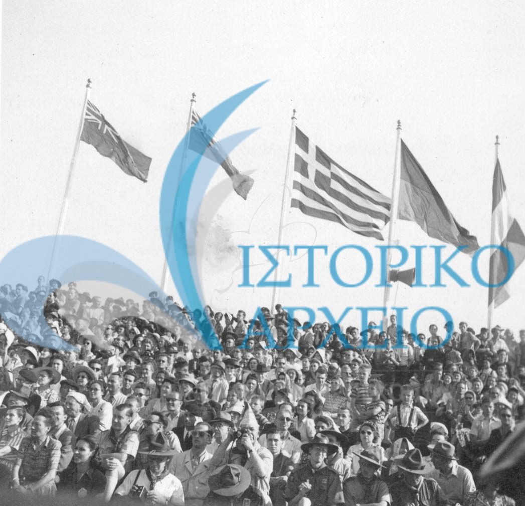 Η Ελληνική Σημαία κατά την πυρά έναρξης του Παγκοσμίου Τζάμπορη της Ειρήνης το 1947 στη Γαλλία.