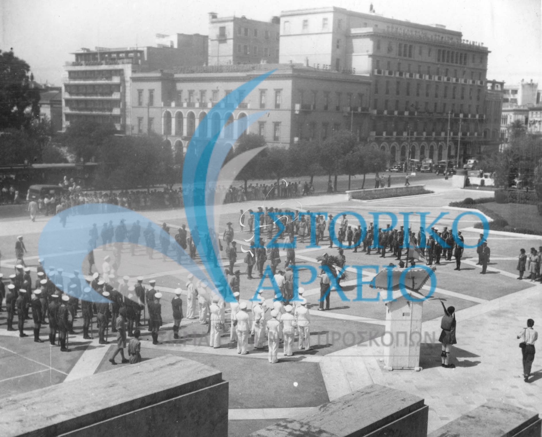 Υποδοχή στην Αθήνα της ελληνικής αντιπροσωπεία από το Τζάμπορη της Ειρήνης στην Γαλλία το 1947. Εδώ στιγμιότυπο από την κατάθεση Στεφάνου στο Μνημείο Αγνώστου Στρατιώτη.