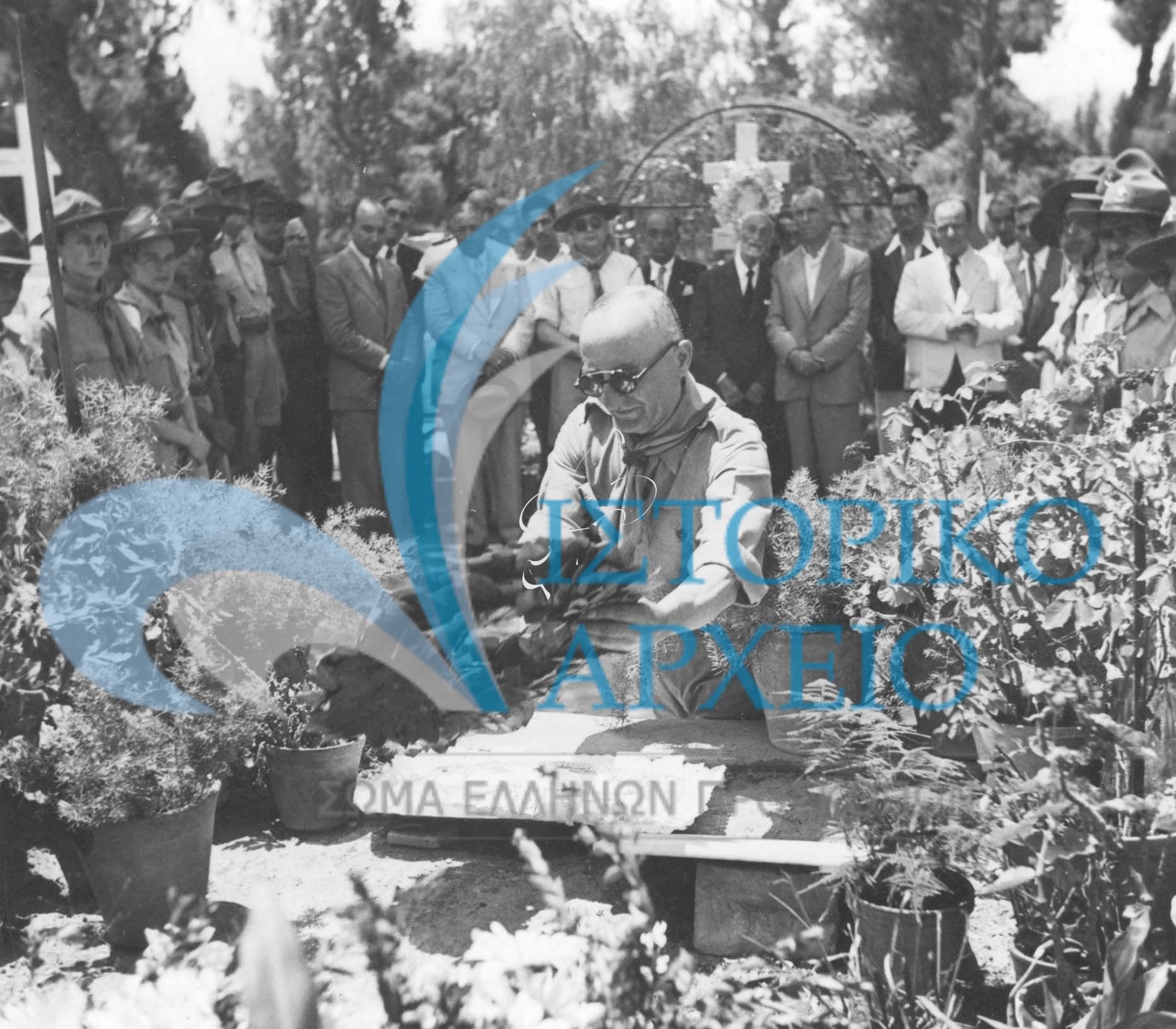Ο Αντ. Μπενάκης καταθέτει εκ μέρους του ΣΕΠ στεφάνη στο τάφο του Αθ. Λευκαδίτη κατά το τριετή μνημόσυνο στην μνήμη του.