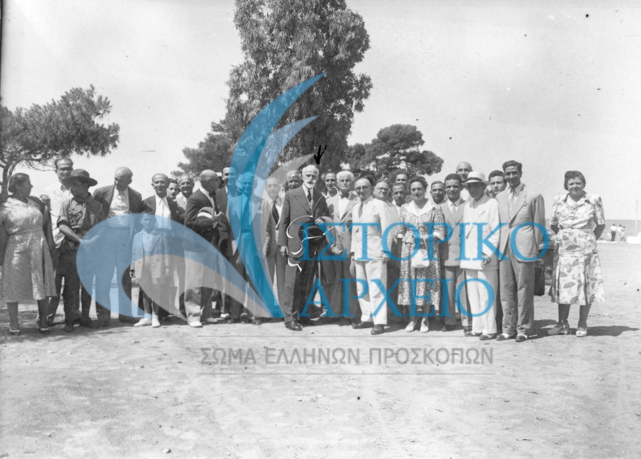 Ο Κ. Μελάς με άλλους προσκόπους κατά το μνημόσυνο του Αθ. Λευκαδίτη το 1948
