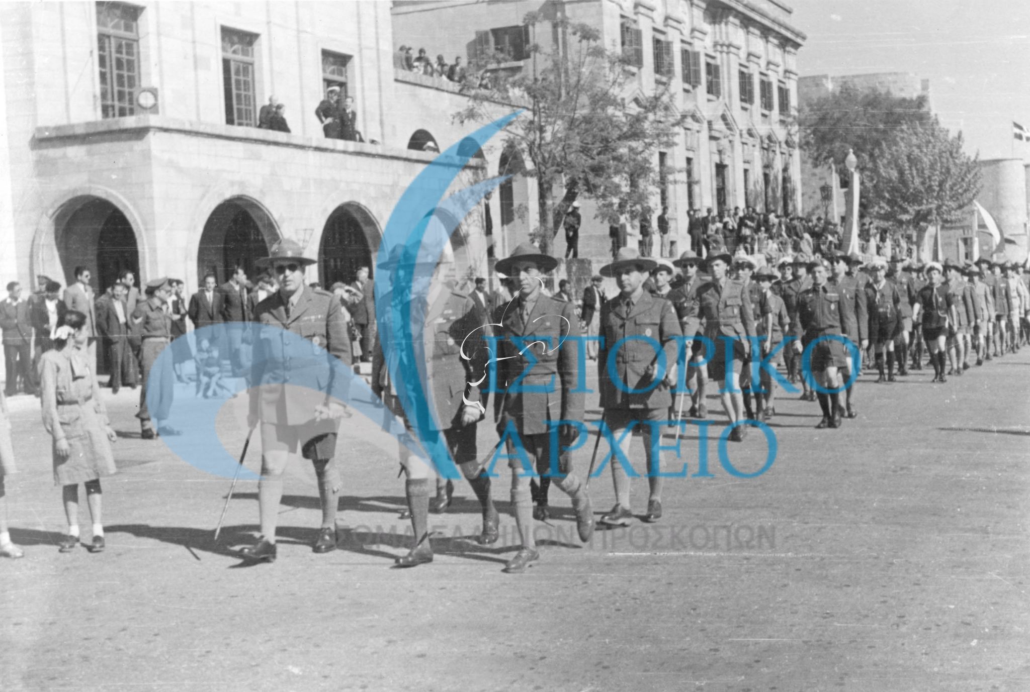 Παρέλαση προσκόπων στην Ρόδο το 1948 επ' ευκαιρίας της ενσωμάτωσης της Δωδεκανήσσου στην Ελλάδα. Διακρίνεται ο Δ. Αλεξάτος.