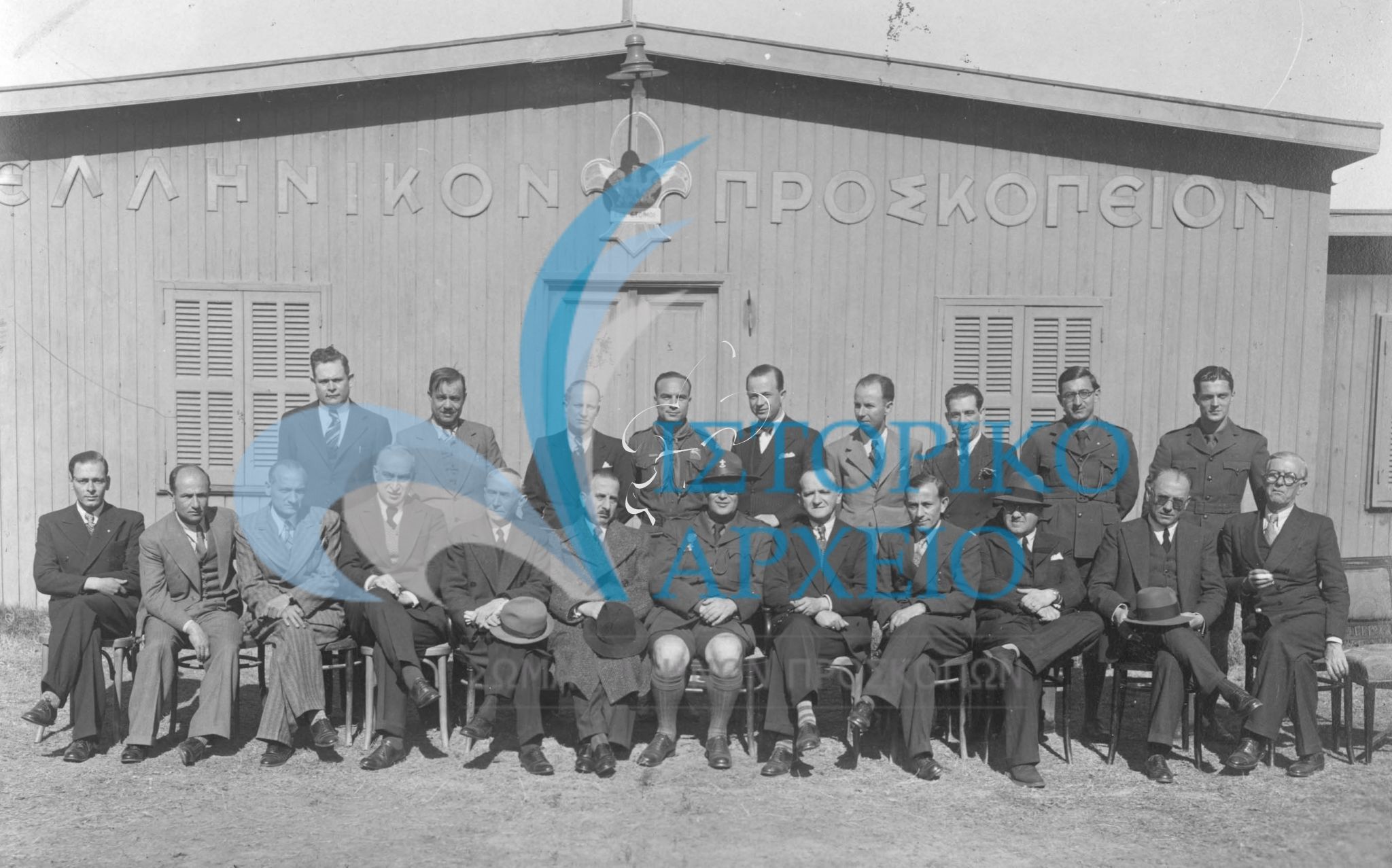 Τα μέλη του ΤΠΣ και οι Αρχηγοί των Προσκόπων Πορτ Σαιδ έξω από το Προσκοπείο το 1939. Διακρίνονται: Εμίρης Δ, Χρυσοχοϊδης, Περγαντής, Δαργέντας, Κωνσταντόπουλος, Μόσχος γ., Πρίνος Δ. Κοϊνίδης Π., Ξένος Π., Δράκος Ν., Πουλαράς Σ., Λογοθέτης Σ., Ρούβας Ε., Α. Μανίας, 