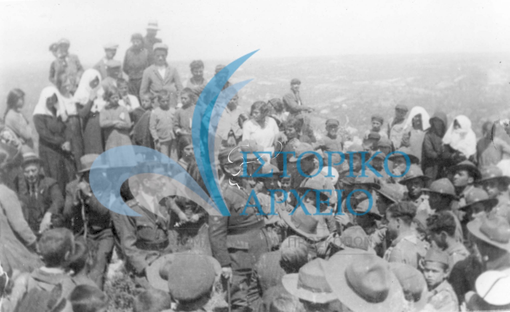 Η 3η Ομάδα Χανίων σε διήμερη εκδρομή στο χωρίο Κυδωνιες το 1931. Στο μέσο των προσκόπων ο Λοχαγός Παπαμαρκάκης με τον Τοπικό Εφόρο Αντ. Βιστάκη και τον ΠΕ Κ. Καλαμικέρη ομιλούν στους συγκεντρωμένους.