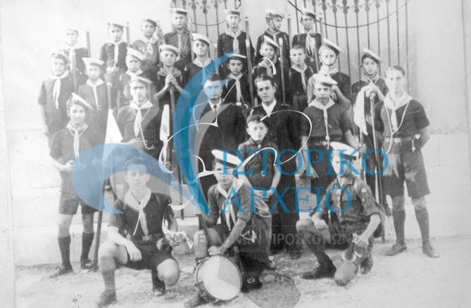 Η 2η Ομάδα Ναυτοπροσκόπων Ζακύνθου το την πρωτομαγία του 1938 σε εκδρομή των Ομάδων της Ζακύνθου. Καθιστός στο τραπέζι ο Αρχηγός Αναστάσιος Βλαχόπουλος με τους Υπαρχηγούς Γεώργιο Αγγελίνη και Διον. Πυροβολισιάνο.