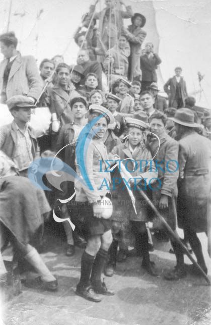 Η 2η Ομάδα Ναυτοπροσκόπων Ζακύνθου σε εκδρομή στο Μεσολόγι στις 17 Απριλίου του  1938. Στη φωτογραφία στο κατάστρωμα του καϊκίου που τους μεταφέρει εκεί.