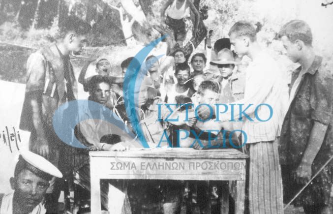 Η 2η Ομάδα Ναυτοπροσκόπων Ζακύνθου στις 9 Οκτωβρίου του  1938 σε εκδρομή. Αρχηγός Τιμόθεος Στεριώτης και Υπαρχηγός Ορέστης Παπαδάτος