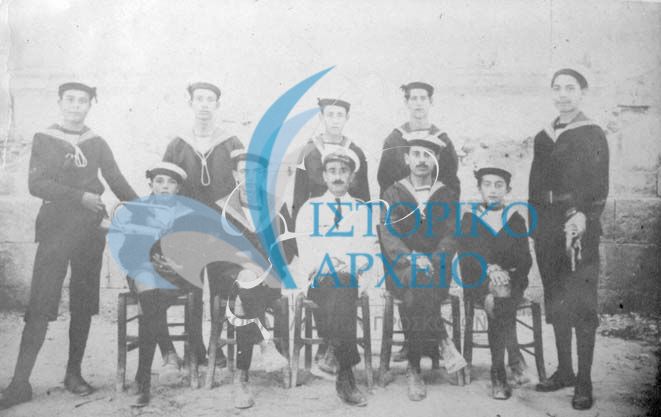 Η 2η Ομάδα Ναυτοπροσκόπων Ζακύνθου το 1924 με τον Αρχηγό και Ιδρυτή Λεωνίδα Δημητρακόπουλο φορώντας την ιδιότυπη στολή ναυτοπροσκόπων αφού ακόμα δεν είχε καθιερωθεί η επίσημη στολή τους.