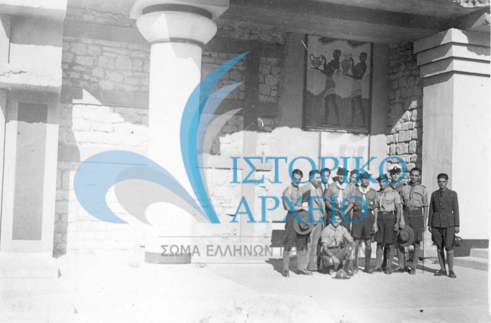 Η 1η περίοδος της 2ης Σχολής Φοινίκων σε εκδρομή στον Αρχαιολογικό Χώρο Κνωσσού το 1937. Αρχηγός Τξλ. Γκαζιάνης, υπαρχηγός Δ. Αλεξάτος