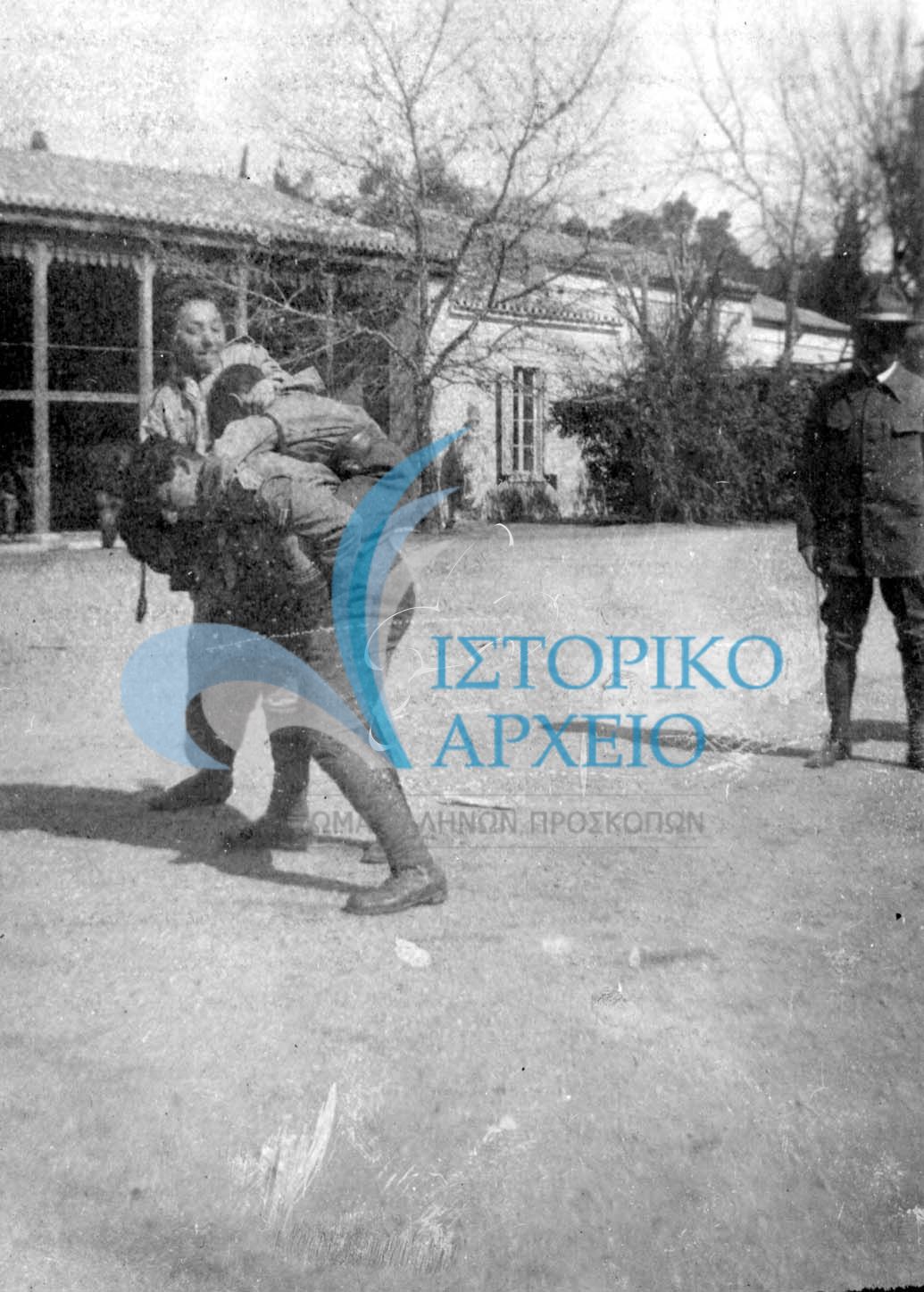 Ο Αθ. Λευκαδίτης "γυμνάζει" τους πρώτους έλληνες προσκόπους με παιχνίδια στο Γυμναστήριο του "Φωκιανού" το 1912.