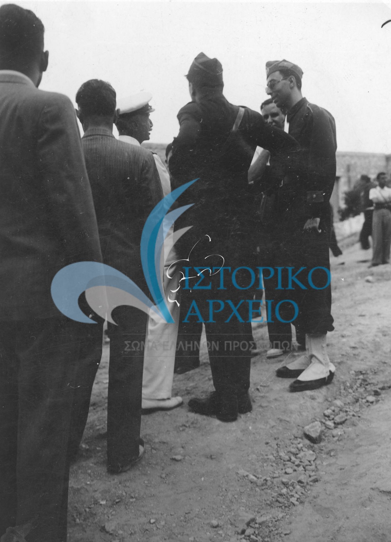 Ο Γενικός Έφορος Μ. Σοφιανός συνομιλεί με τον αρχηγό των φαλαγγιτών Α. Κανελλόπουλο κατά την τελετή διάλυσης του ΣΕΠ και την αναγκαστική συγχώνευση με την Εθνική Οργάνωση Νεολαίας το 1938.
